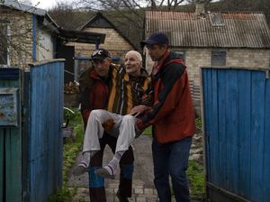 Momen Evakuasi Lansia di Panti Jompo Ukraina Momen Evakuasi Lansia di Panti Jompo Ukraina