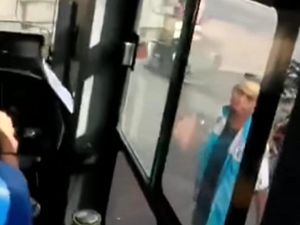 Bus Trans Mamminasata Diserang Sopir Truk, Kaca Pecah-Penumpang Panik Bus Trans Mamminasata Diserang Sopir Truk, Kaca Pecah-Penumpang Panik