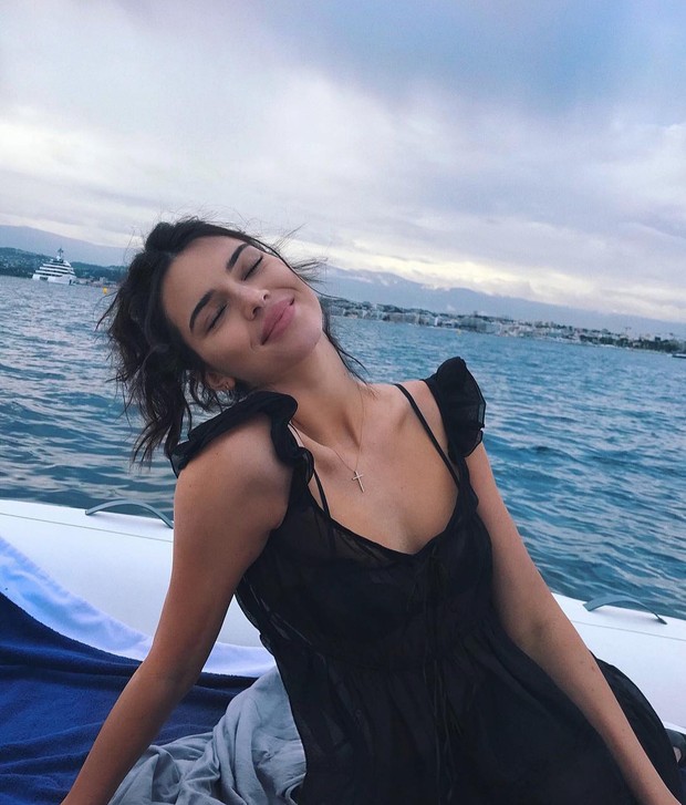 Tidak membuka ponsel saat bangun tidur/Foto: instagram.com/kendalljenner