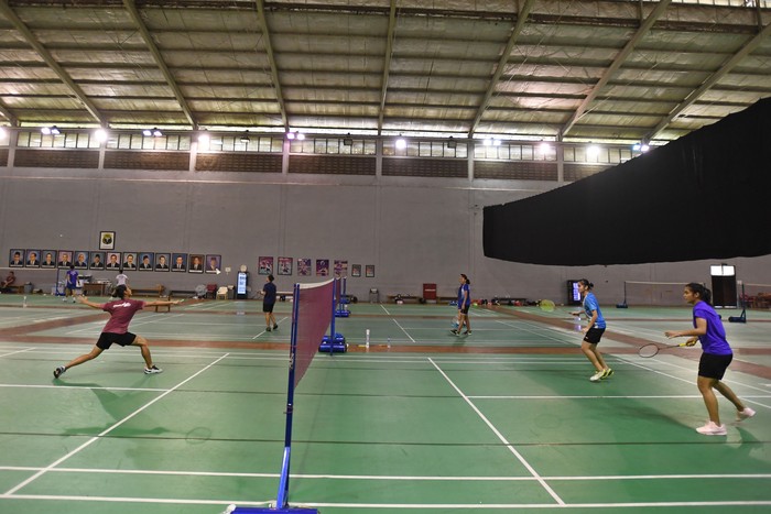 Sejumlah pebulu tangkis Gregoria Mariska Tunjung (kanan), Stephanie Widjaja (kedua kanan) dan Putri Kusuma Wardani (kiri) berlatih dalam Pemusatan Latihan Nasional (Pelatnas) SEA Games di Pelatnas PBSI, Cipayung, Jakarta, Selasa (19/4/2022). PBSI menargetkan tim badminton Indonesia menjangkau tiga medali emas dalam SEA Games Vietnam pada Mei mendatang. ANTARA FOTO/Aditya Pradana Putra/wsj.