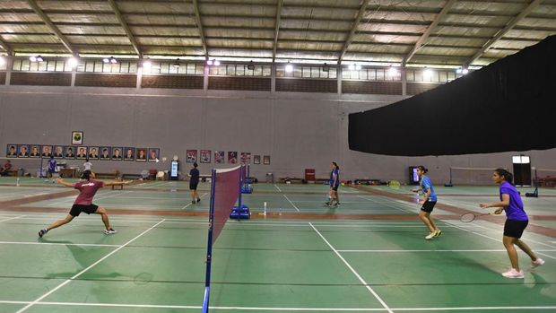 Sejumlah pebulu tangkis Gregoria Mariska Tunjung (kanan), Stephanie Widjaja (kedua kanan) dan Putri Kusuma Wardani (kiri) berlatih dalam Pemusatan Latihan Nasional (Pelatnas) SEA Games di Pelatnas PBSI, Cipayung, Jakarta, Selasa (19/4/2022). PBSI menargetkan tim bulu tangkis Indonesia meraih tiga medali emas dalam SEA Games Vietnam pada Mei mendatang. ANTARA FOTO/Aditya Pradana Putra/wsj.