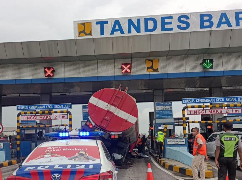 Truk Tangki Ngeblong Lalu Nungging di Gate Tol Tandes Surabaya