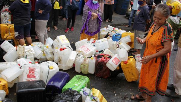 Warga Makassar Rela Antre Panjang demi Minyak Goreng Curah