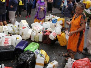 Warga Makassar Rela Antre Panjang demi Minyak Goreng Curah