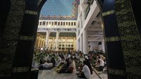 Warga Peringati Malam Nuzulul Quran di Masjid Al Akbar Surabaya