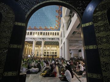 Warga Peringati Malam Nuzulul Quran di Masjid Al Akbar Surabaya