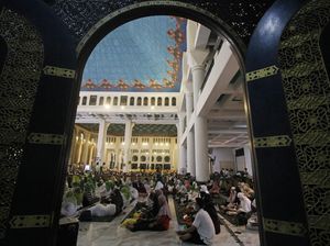 Warga Peringati Malam Nuzulul Quran di Masjid Al Akbar Surabaya Warga Peringati Malam Nuzulul Quran di Masjid Al Akbar Surabaya