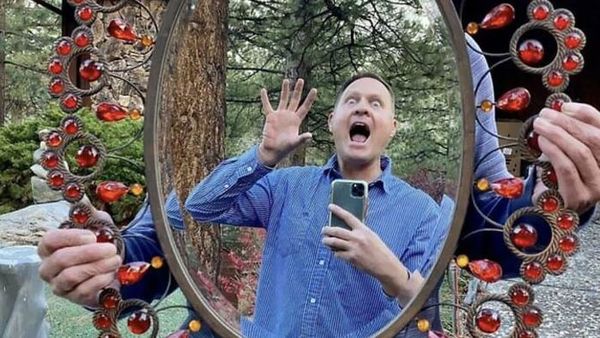 10 Potret Kocak Orang Saat Menjual Cermin, Bingung Ambil Fotonya