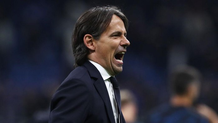 MILAN, ITALY - APRIL 19: Simone Inzaghi, Manager of FC Internazionale, reacts during the Coppa Italia Semi Final 2nd Leg match between FC Internazionale v AC Milan at Giuseppe Meazza Stadium on April 19, 2022 in Milan, Italy. (Photo by Marco Luzzani/Getty Images)
