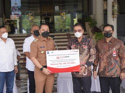 bankjatim Serahkan Bantuan CSR ke Pemkot Surabaya hingga UMKM