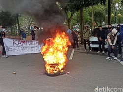Demo di DPRD, Mahasiswa Cimahi Desak Jokowi Pecat Luhut Binsar