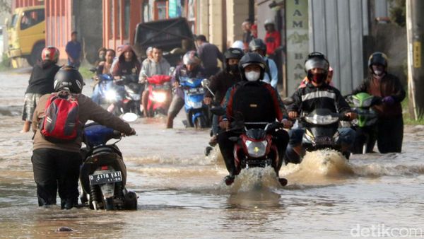 Nekat Terobos Banjir di Cikancung Bandung, Motor Pada Mogok