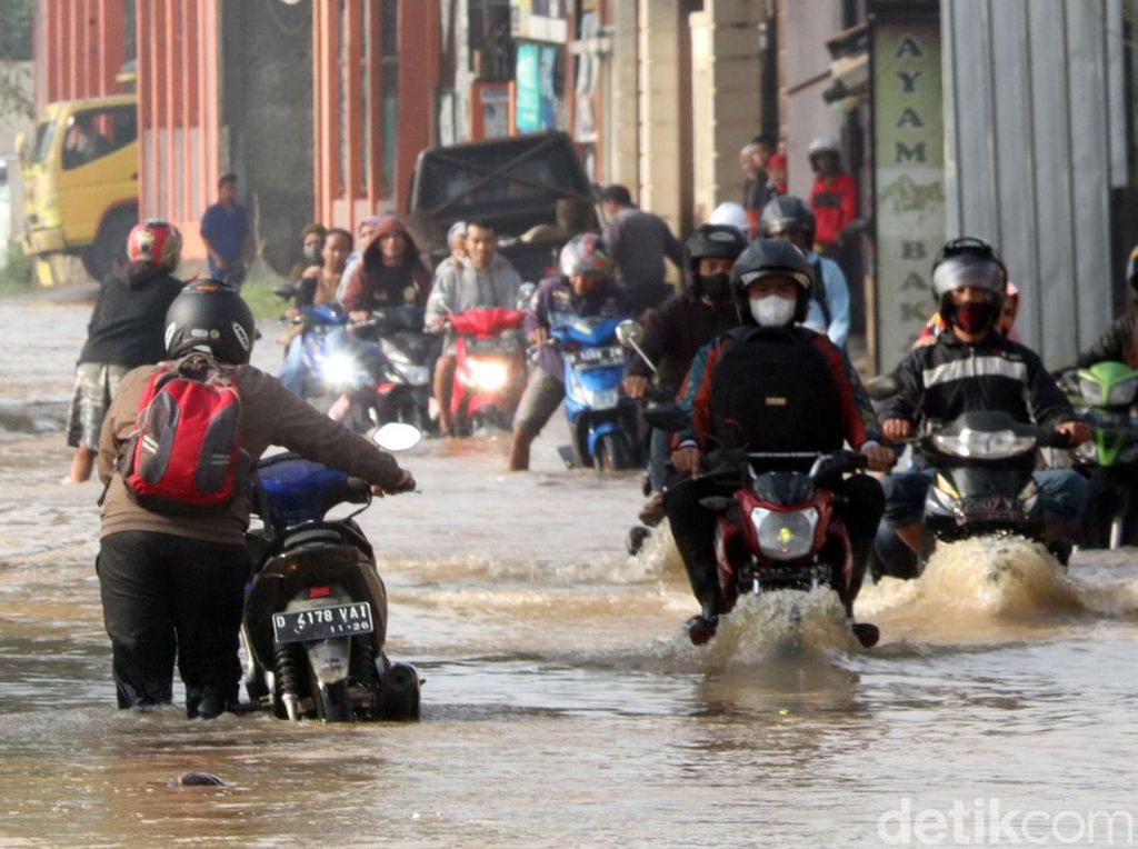 Nekat Terobos Banjir di Cikancung Bandung, Motor Pada Mogok