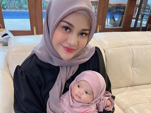 7 Foto Baby Ameena Diajari Aurel & Atta Pakai Hijab, Wajah Imut Bikin Gemas 7 Foto Baby Ameena Diajari Aurel & Atta Pakai Hijab, Wajah Imut Bikin Gemas