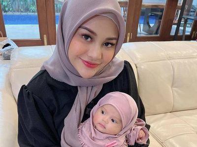 7 Foto Baby Ameena Diajari Aurel & Atta Pakai Hijab, Wajah Imut Bikin Gemas