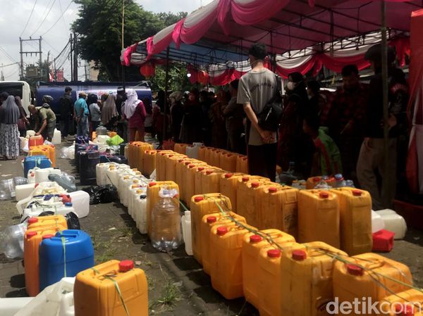 Antre Beli Migor Curah, Warga Sukabumi Ramai-ramai Bawa Jerigen
