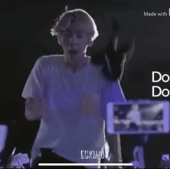 Bahaya Banget, Idol Kesakitan Kena Lemparan Barang dari Fans
