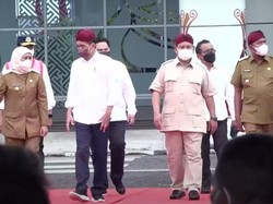 Kompaknya Jokowi-Prabowo Pakai Udeng di Peresmian Bandara Trunojoyo Sumenep