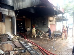 Kebakaran Ruko Lantai 6 di Nusantara Makassar, 20 Damkar Lakukan Pemadaman