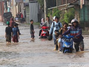 Banjir Rendam Cikancung Bandung, Banyak Motor Mogok