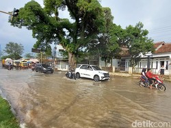 Banjir Cikancung Bandung Mulai Surut, Sisakan Tumpukan Sampah