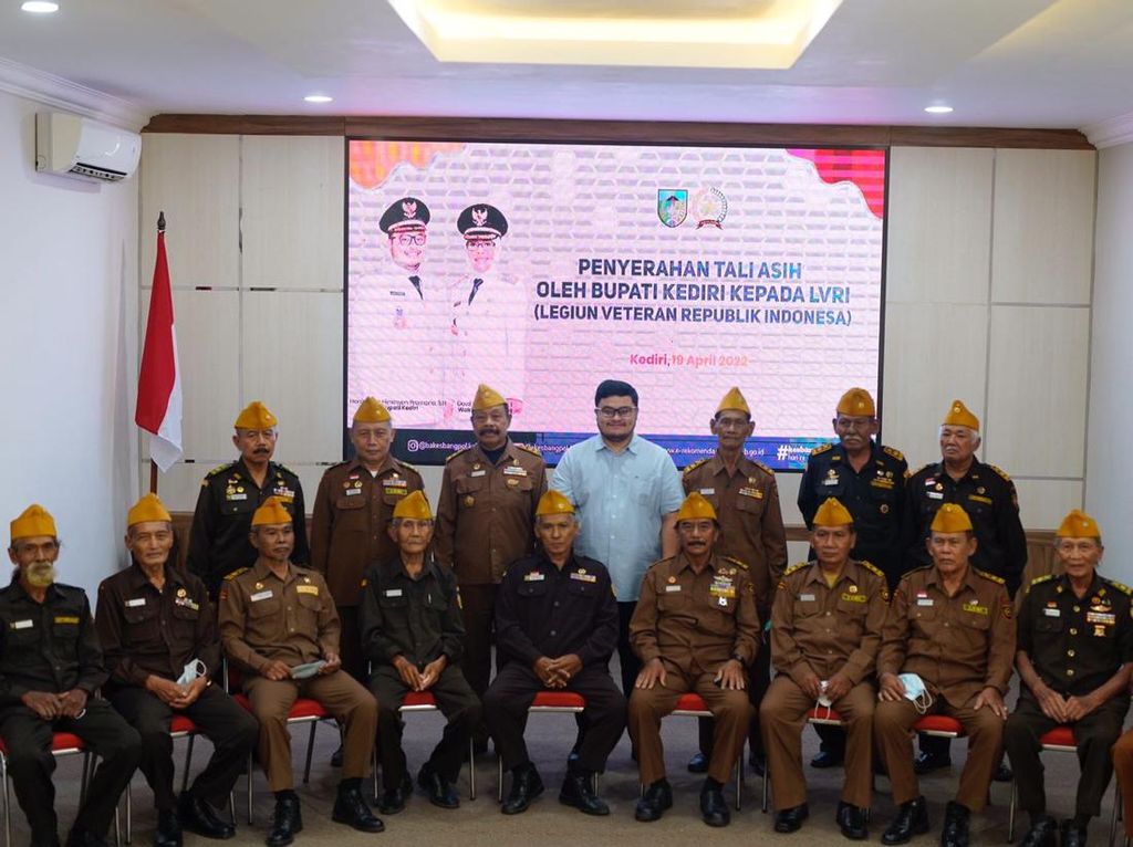 Bupati Kediri Harap Pemkab Bisa Hadir di Tengah Kesulitan Veteran Bupati Kediri Harap Pemkab Bisa Hadir di Tengah Kesulitan Veteran