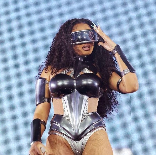 Busana Meghan Thee Stallion di Coachella