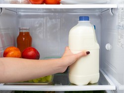 Kalau Mau Awet, Jangan Simpan Susu di Pintu Lemari Es