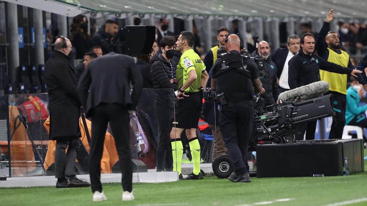 Momen wasit meninjau gol AC Milan saat melawan Inter Milan di semifinal Coppa Italia. (Foto: Marco Luzzani/Getty Images)
