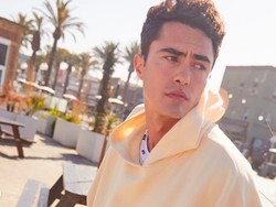 Inilah Pria Pertama yang Jadi Brand Ambassador Victorias Secret