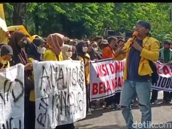 Mahasiswa Bojonegoro Demo Tuntut DPRD Damaikan Perseteruan Bupati-Wabup