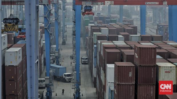 Aktivitas bongkar muat barang ekspor-impor di kawasan IPC Terminal Peti Kemas Pelabuhan Tanjung Priok, Jakarta, Rabu, 20 April 2022. CNN Indonesia/Adhi Wicaksono