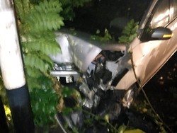 Pengemudi Ngantuk, Ertiga Hantam Pohon hingga Ringsek di Madiun