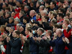 Dari Fans Liverpool buat CR7: Gemuruh Aplaus dan YNWA di Menit ke-7