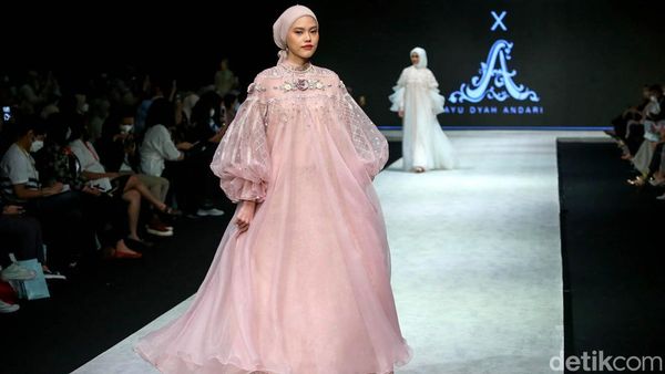 Foto Koleksi Baju Lebaran 2022 dari IKYK x TOTON Hingga Ayu Dyah Andari