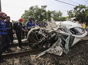 Kerabat Bantah Pemobil Tertabrak KRL di Depok Kabur: Dia Pulang, Diurut Kerabat Bantah Pemobil Tertabrak KRL di Depok Kabur: Dia Pulang, Diurut