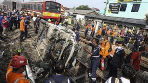 Foto-foto Proses Evakuasi Mobil Tertabrak KRL di Depok