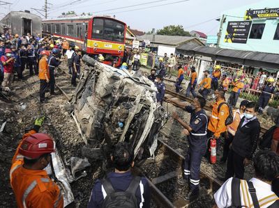 Foto-foto Proses Evakuasi Mobil Tertabrak KRL di Depok
