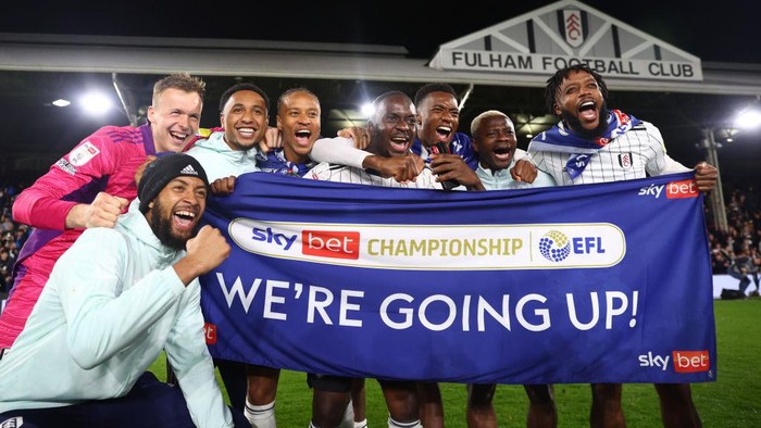 LONDON, ENGLAND - APRIL 19: Fulham players celebrate their sides promotion to the Premier League following victory in the Sky Bet Championship match between Fulham and Preston North End at Craven Cottage on April 19, 2022 in London, England. (Photo by Clive Rose/Getty Images)
