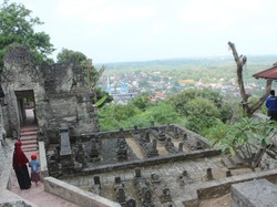 Wisata Religi Masjid dan Makam Kuno di Kompleks Sendang Duwur Lamongan