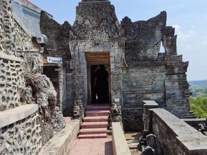 Gapura Paduraksa Lamongan Diadopsi dari Gapura Sunan Sendang Duwur Gapura Paduraksa Lamongan Diadopsi dari Gapura Sunan Sendang Duwur