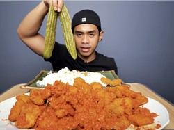 Gokil! Tanboy Kun Lahap Nugget Balado 200 Cabe dan Bakso Aci Mercon Saat Buka Puasa