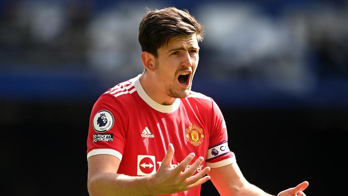 LIVERPOOL, ENGLAND - APRIL 09: Harry Maguire of Manchester United reacts during the Premier League match between Everton and Manchester United at Goodison Park on April 09, 2022 in Liverpool, England. (Photo by Michael Regan/Getty Images)
