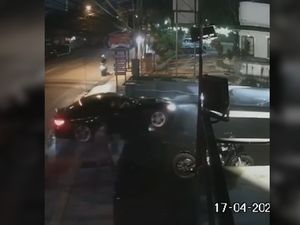 Heboh Mobil Sedan Ugal-ugalan Nyaris Tabrak Warga di Bandung