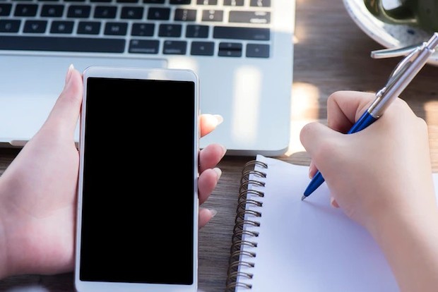 Ilustrasi belajar pakai hp/ Foto: Freepik.com/user6740038