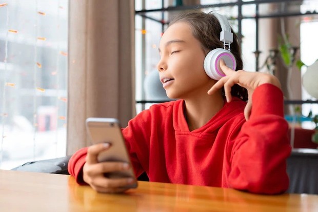 Ilustrasi mendengarkan podcast/ Foto: Freepik.com/stavros16