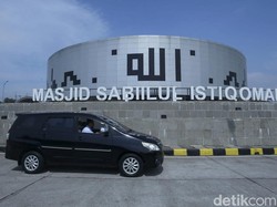 Masjid Lingkaran Berfasad Gerakan Salat di Rest Area KM 379 A