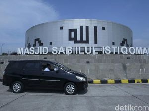 Masjid Lingkaran Berfasad Gerakan Salat di Rest Area KM 379 A Masjid Lingkaran Berfasad Gerakan Salat di Rest Area KM 379 A