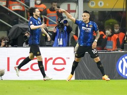 Bermain di San Siro, Rabu (20/4/2022) dini hari WIB, Inter sudah memimpin sejak menit ke-4. Lautaro Martinez dengan tembakan voli yang bersarang telak di sudut kanan gawang Milan, menaklukkan kiper Mike Maignan.