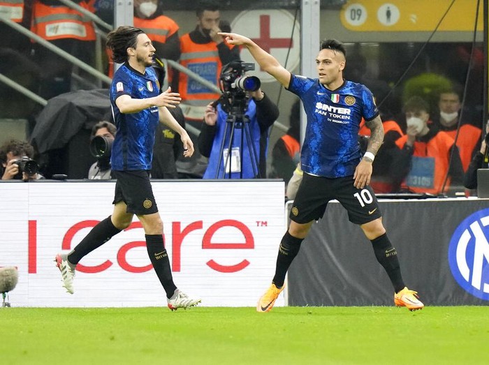 AC Milan's Theo Hernandez, left, and Inter Milan's Milan Skriniar vie for the ball during an Italian Cup semifinal, second leg, soccer match between Inter Milan and AC Milan, at the San Siro stadium, in Milan, Italy, Tuesday, April 19, 2022. (AP Photo/Luca Bruno)